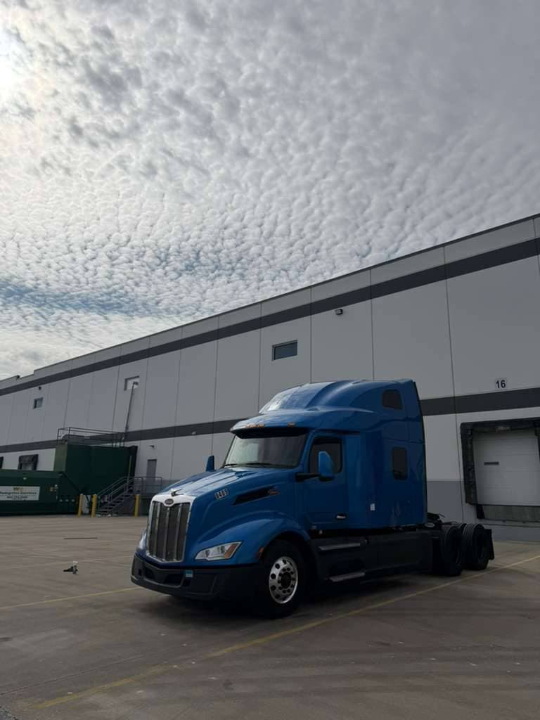 2023 Peterbilt 579 image 2