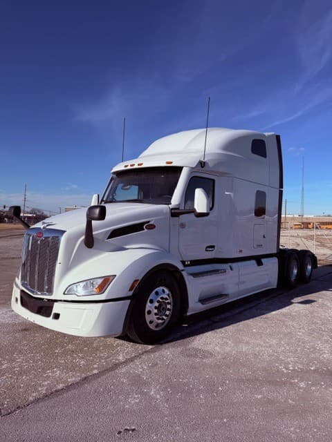 2024 Peterbilt 579 image 1