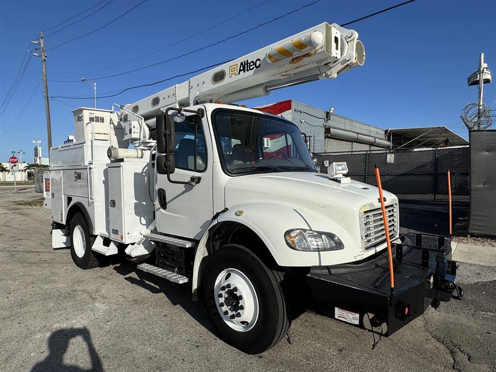 2015 Freightliner M2 106 image 18