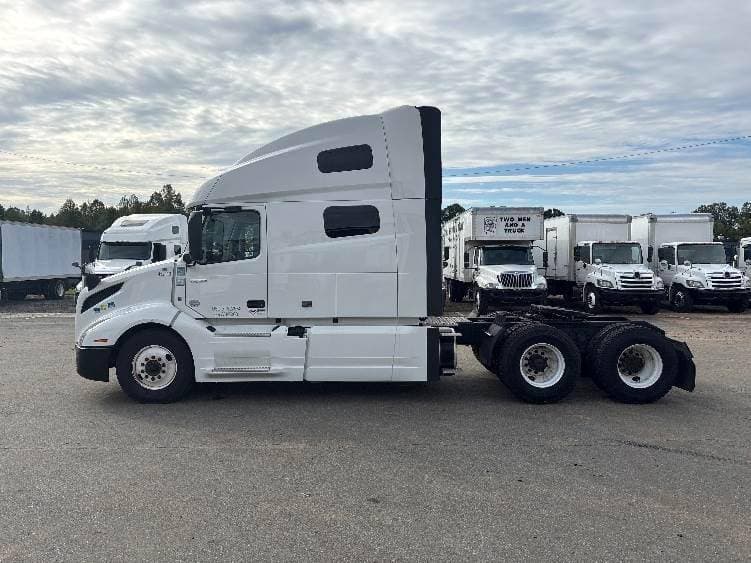 2022 Volvo VNL image 4