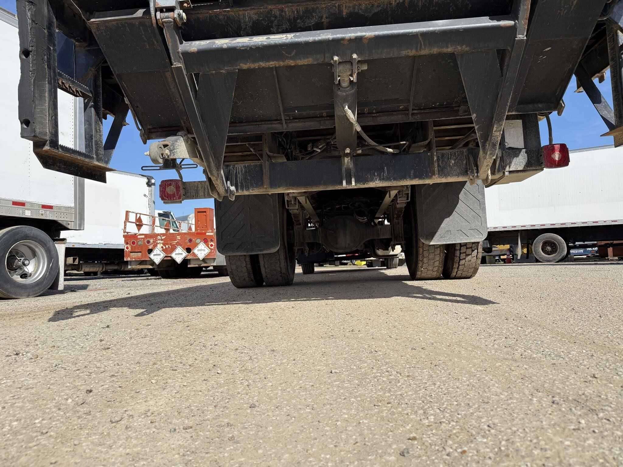 2017 Freightliner M2 image 2