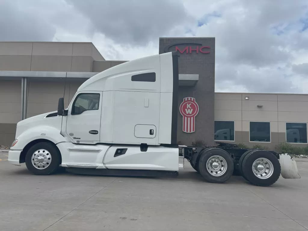 2022 Kenworth T680 image 3