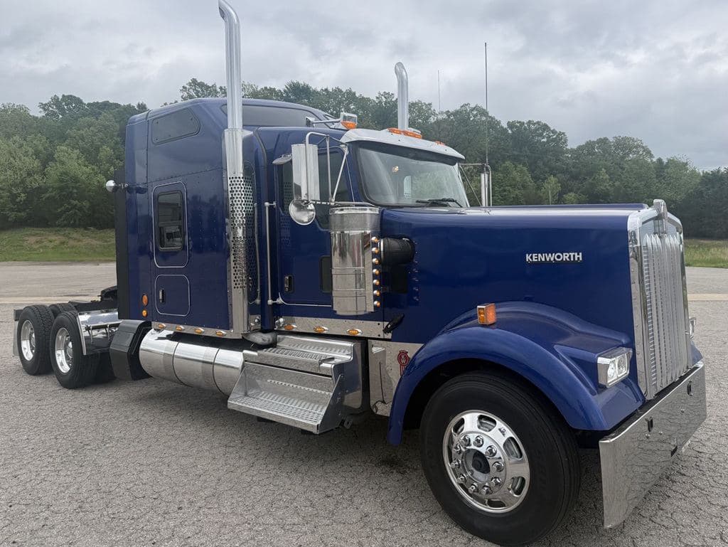 Used 2023 KENWORTH W900L image 1