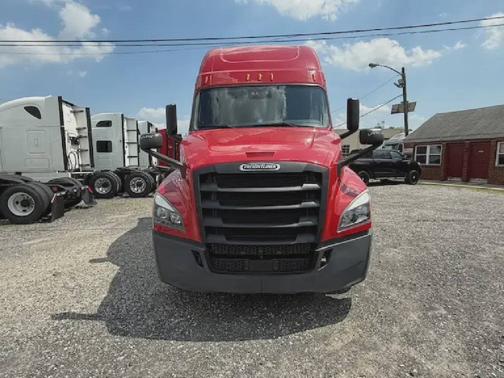 Used 2020 FREIGHTLINER Conventional - Sleeper Truck image 2