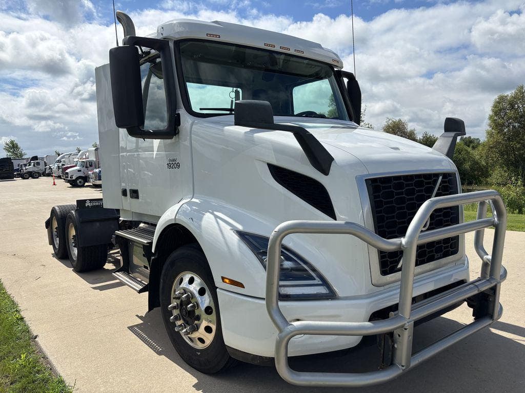 2019 Volvo VNR image 6
