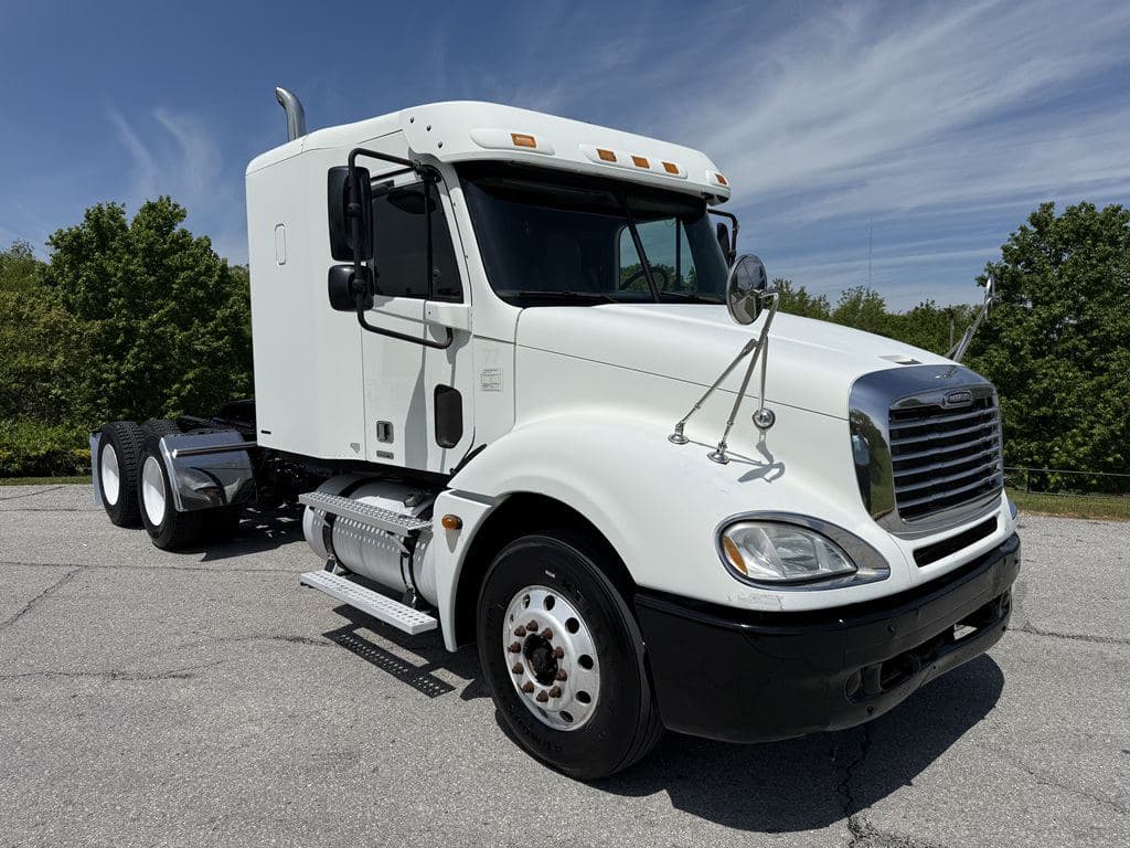 Used 2006 FREIGHTLINER CL120 image 1