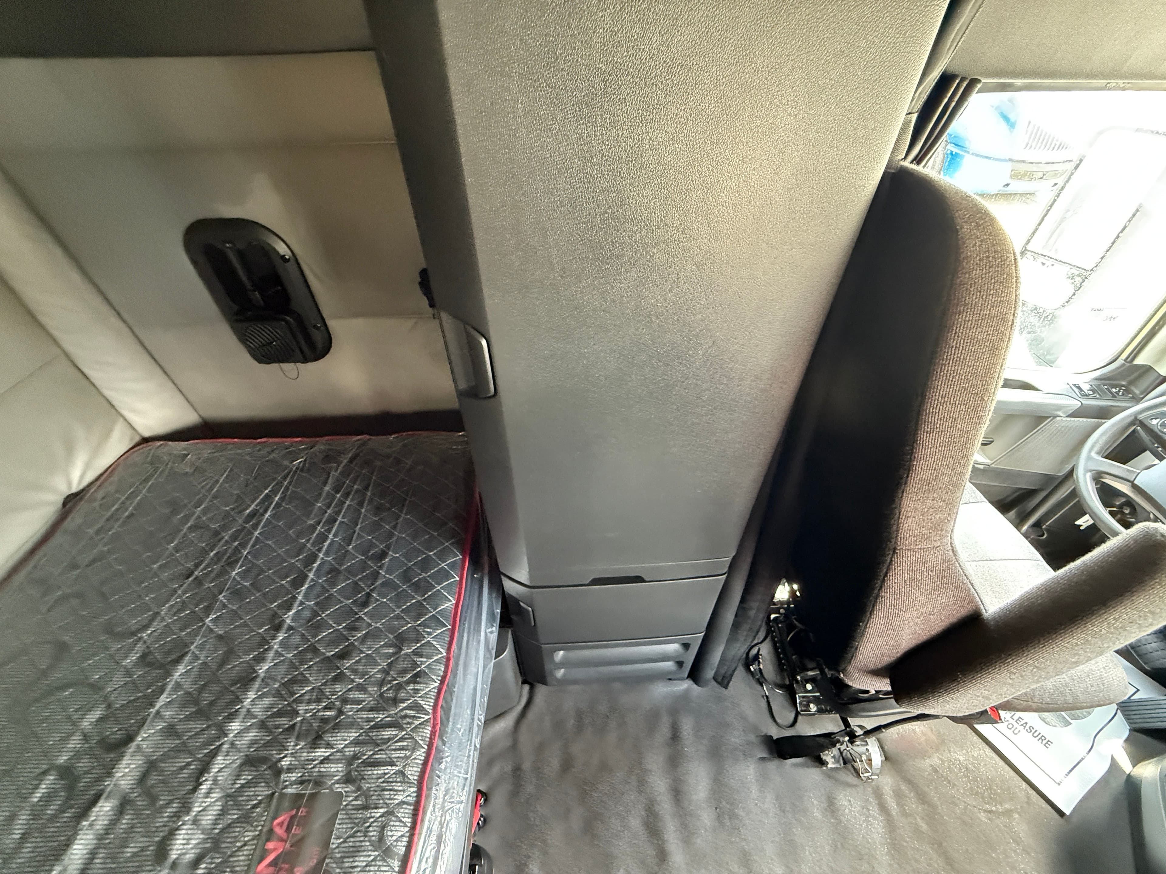 2021 Freightliner Cascadia 126 image 23