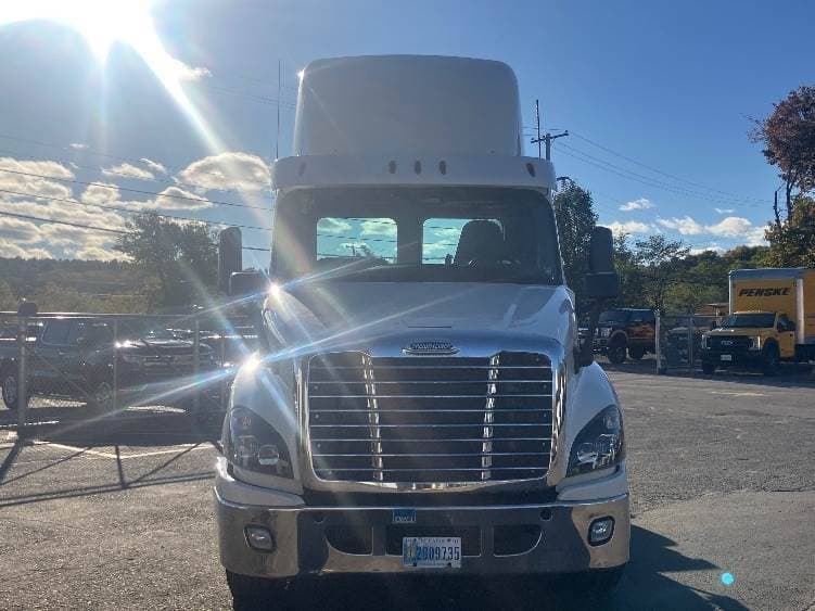 2018 Freightliner Cascadia image 2