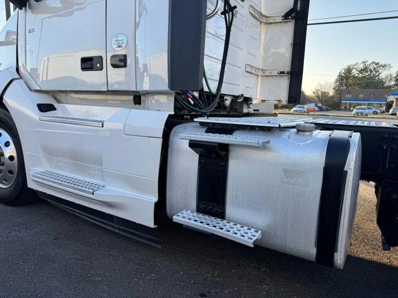 2020 Volvo VNL image 11