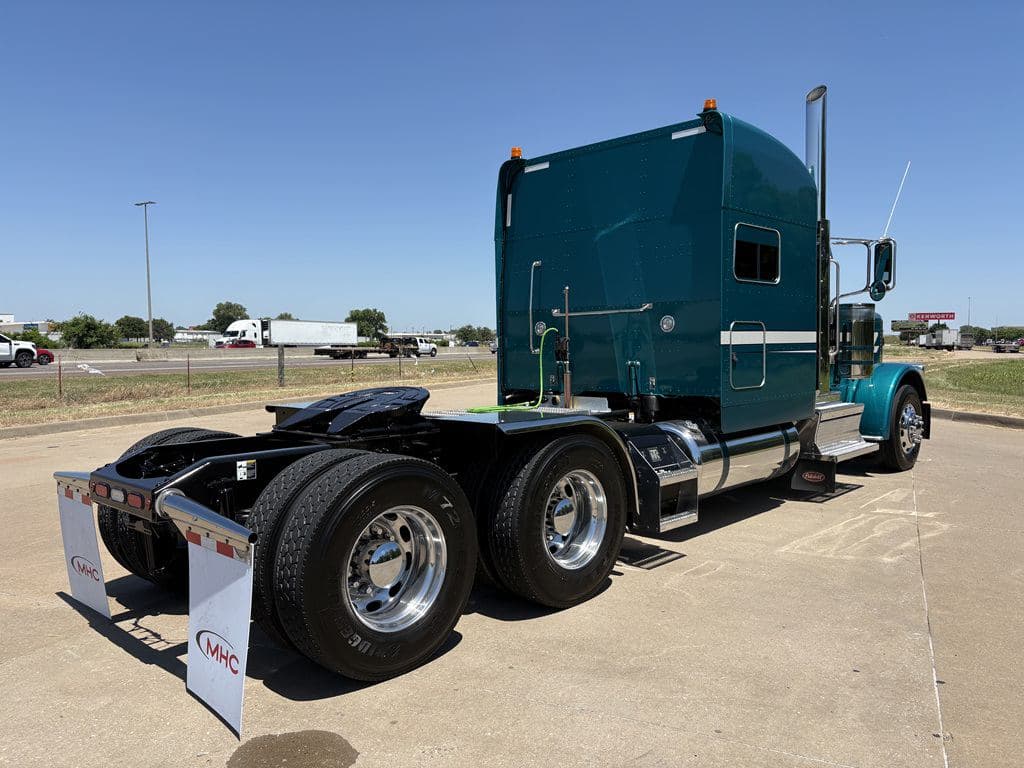 Used 2024 PETERBILT 389 image 18