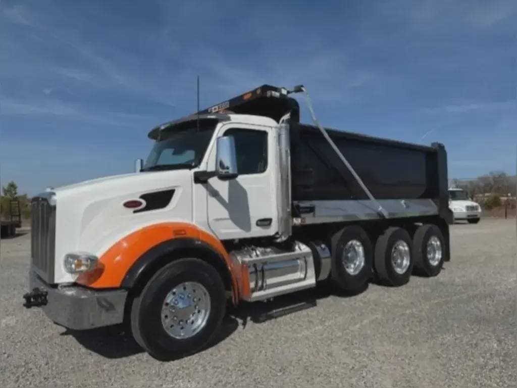 2023 Peterbilt 567 image 2