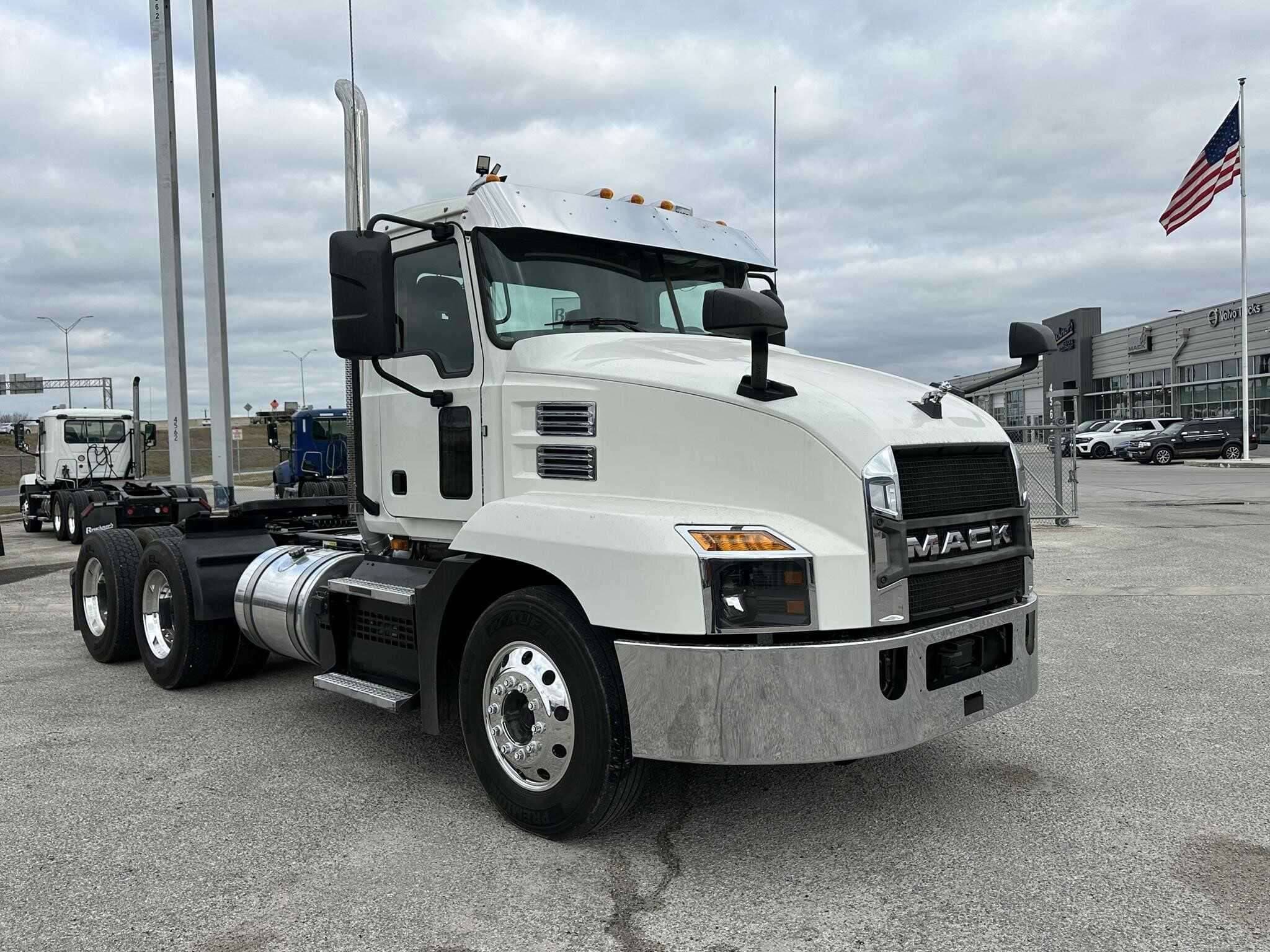 Used 2020 MACK ANTHEM Conventional - Day Cab in San Antonio, TX image 3