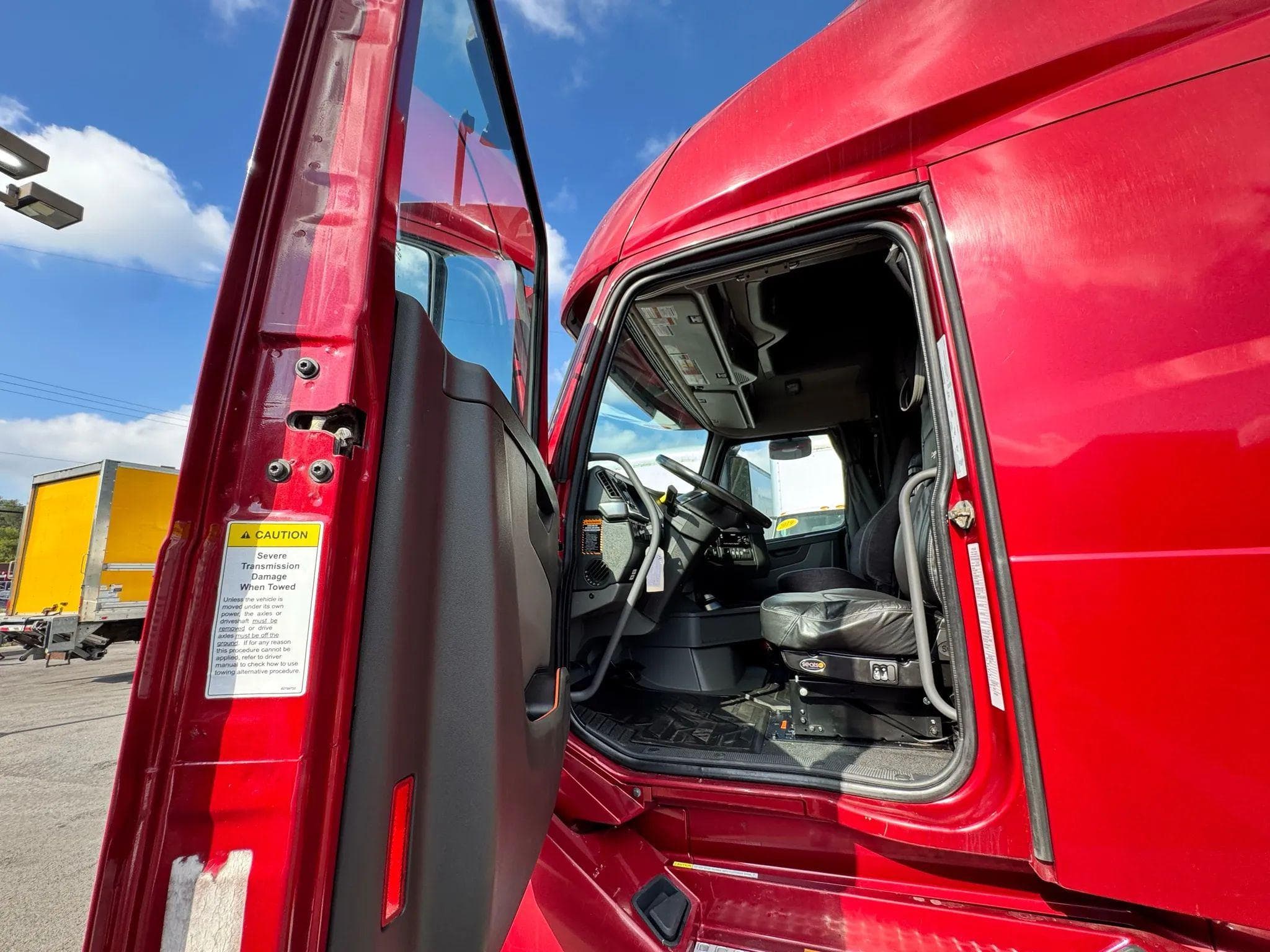 2021 Volvo VNL image 24