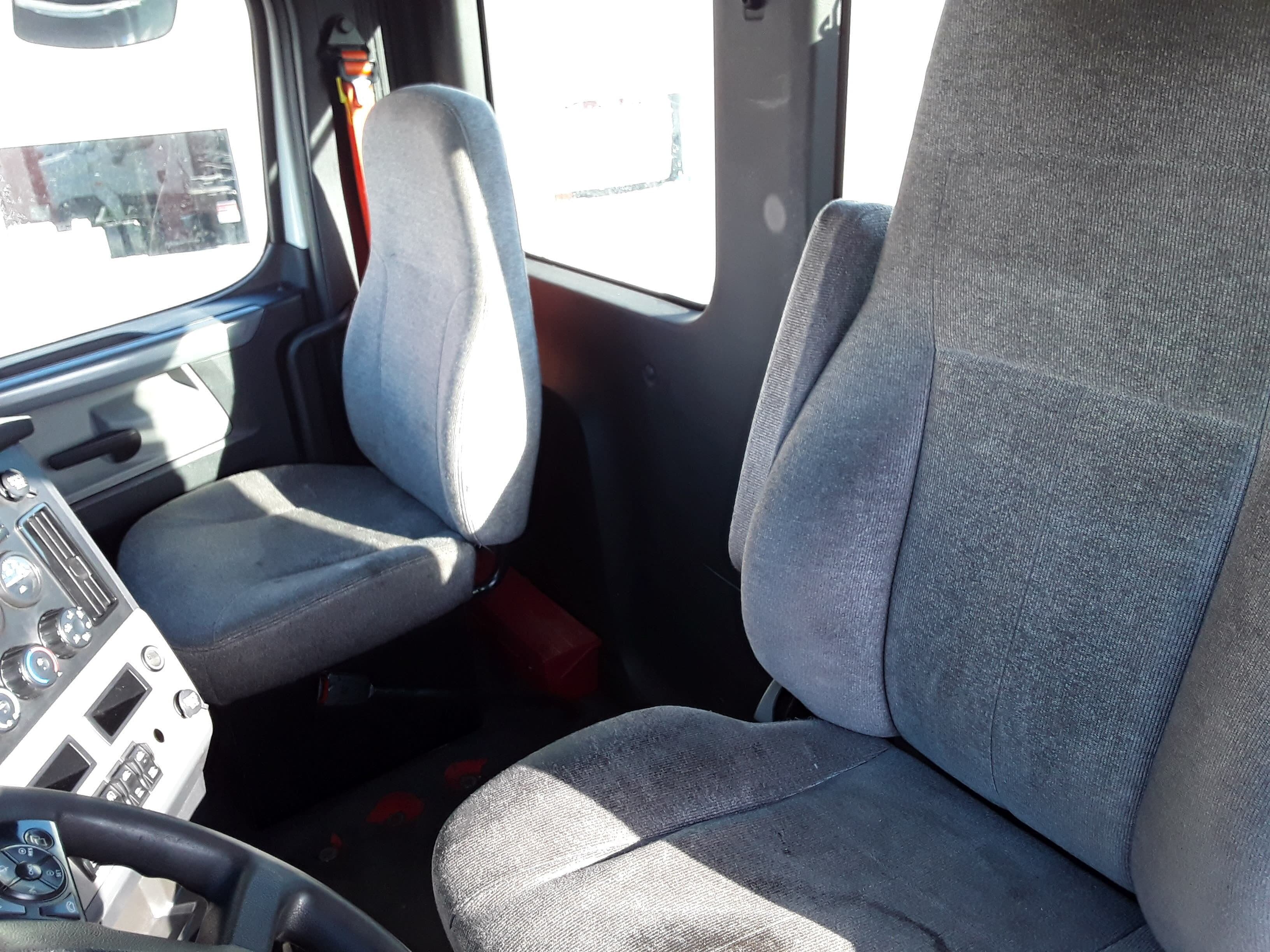 Used 2020 FREIGHTLINER Conventional - Day Cab - CASCADIA 126  image 9