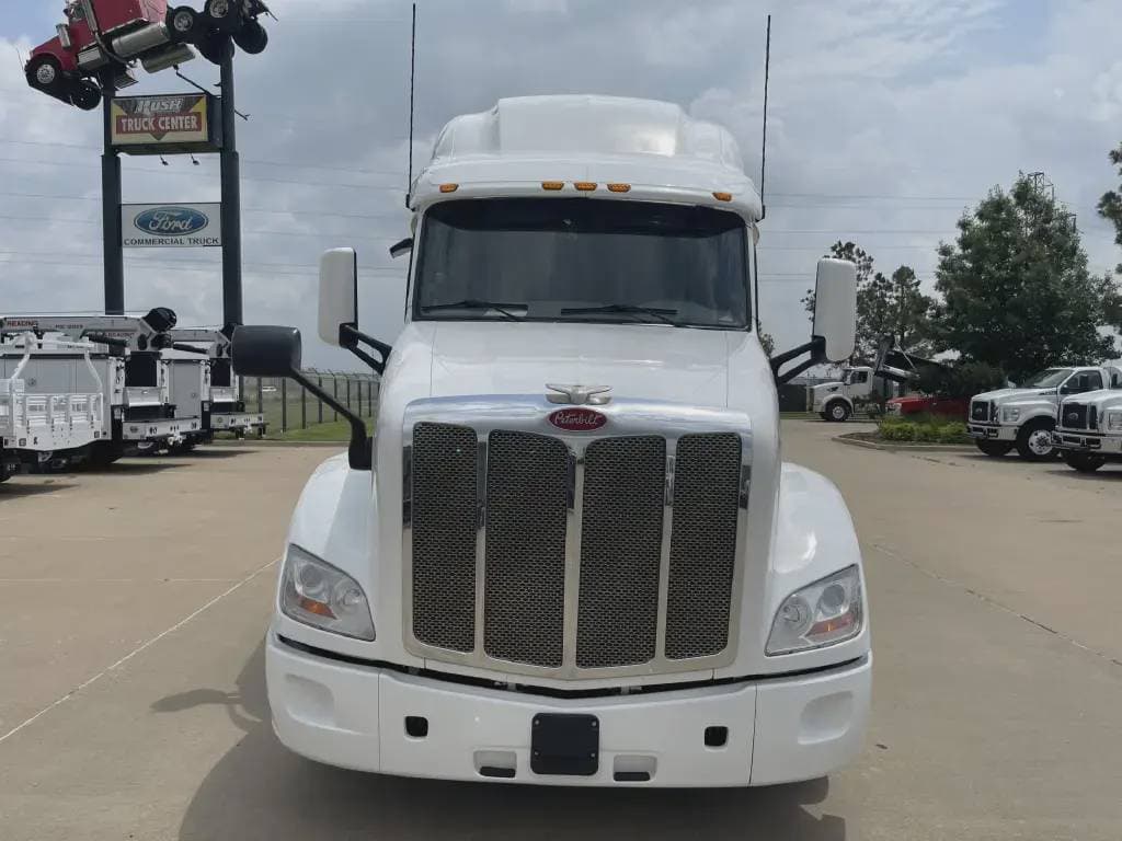 2022 Peterbilt 579 image 2