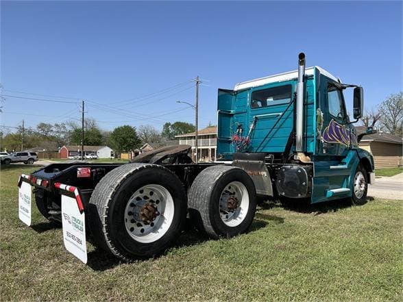 2015 Volvo VNL670 image 3