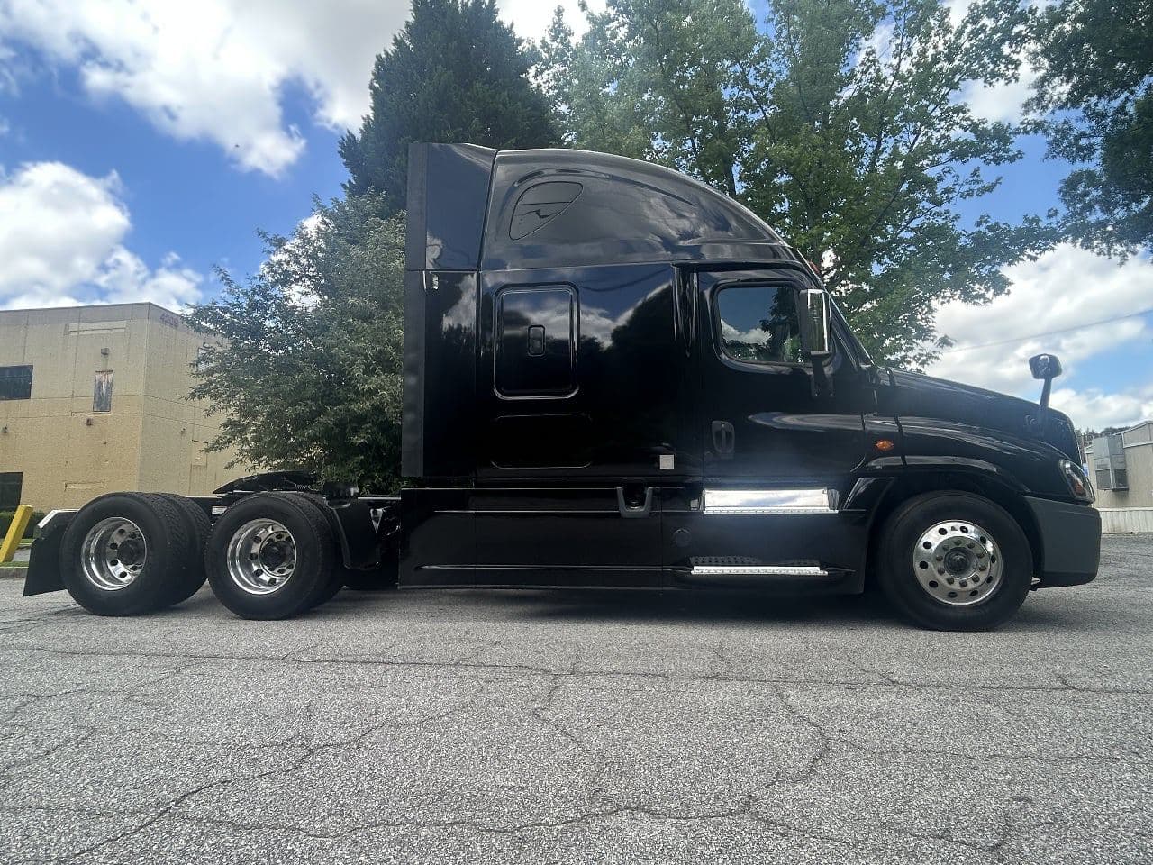 2020 Freightliner Cascadia 125 image 2