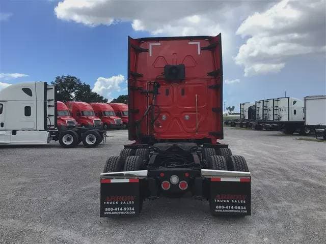 2022 Freightliner Cascadia image 3