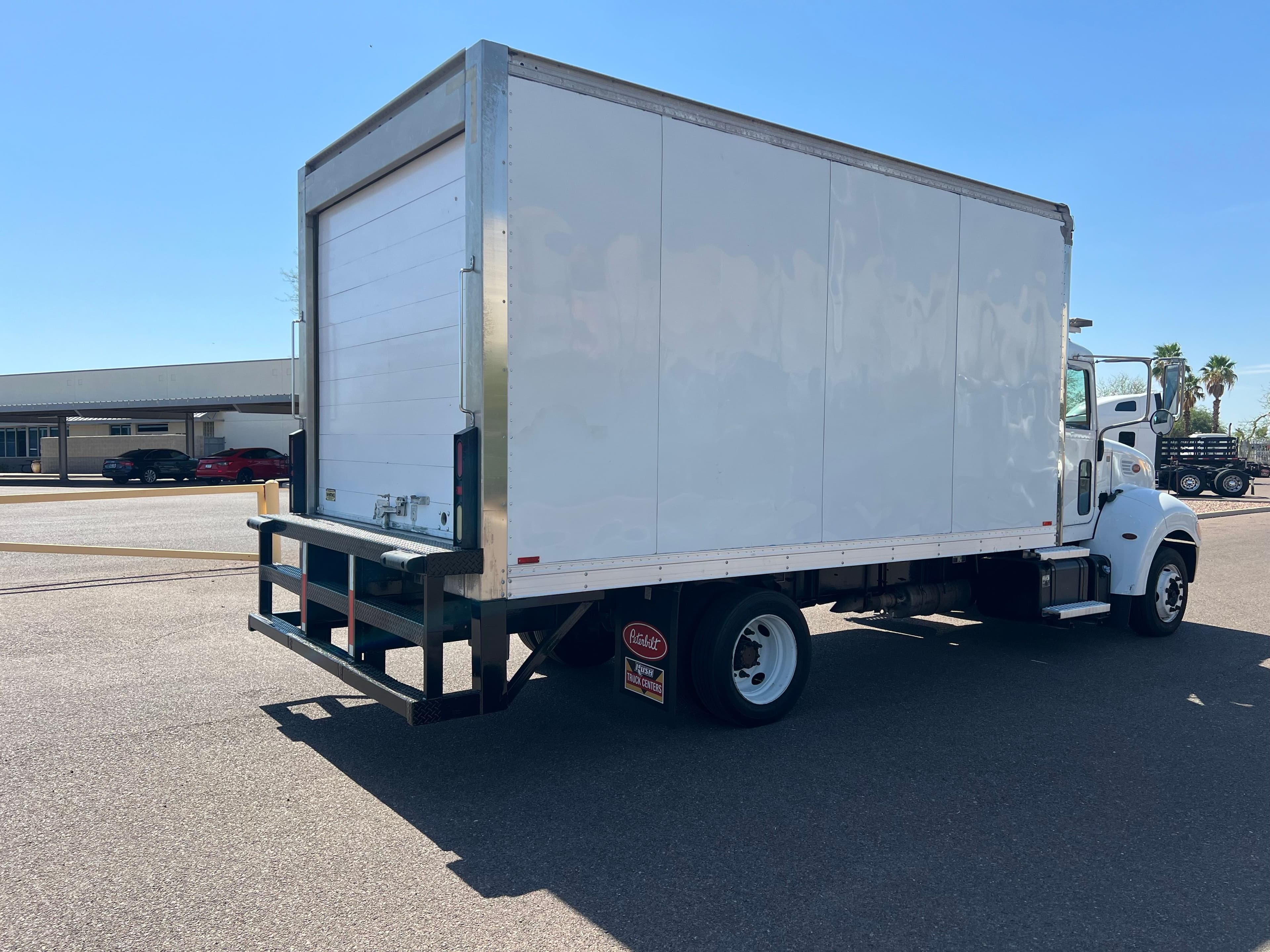 2018 Peterbilt 325 image 5