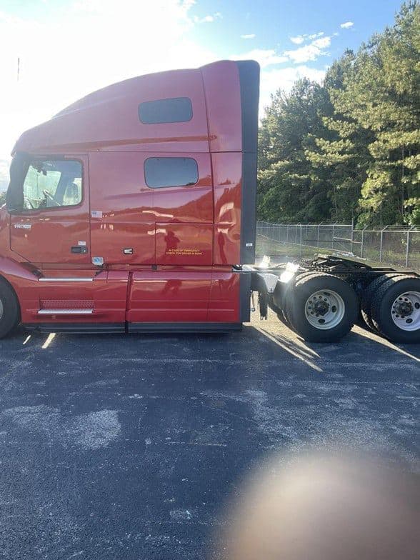 2023 Volvo VNL64T760 image 2