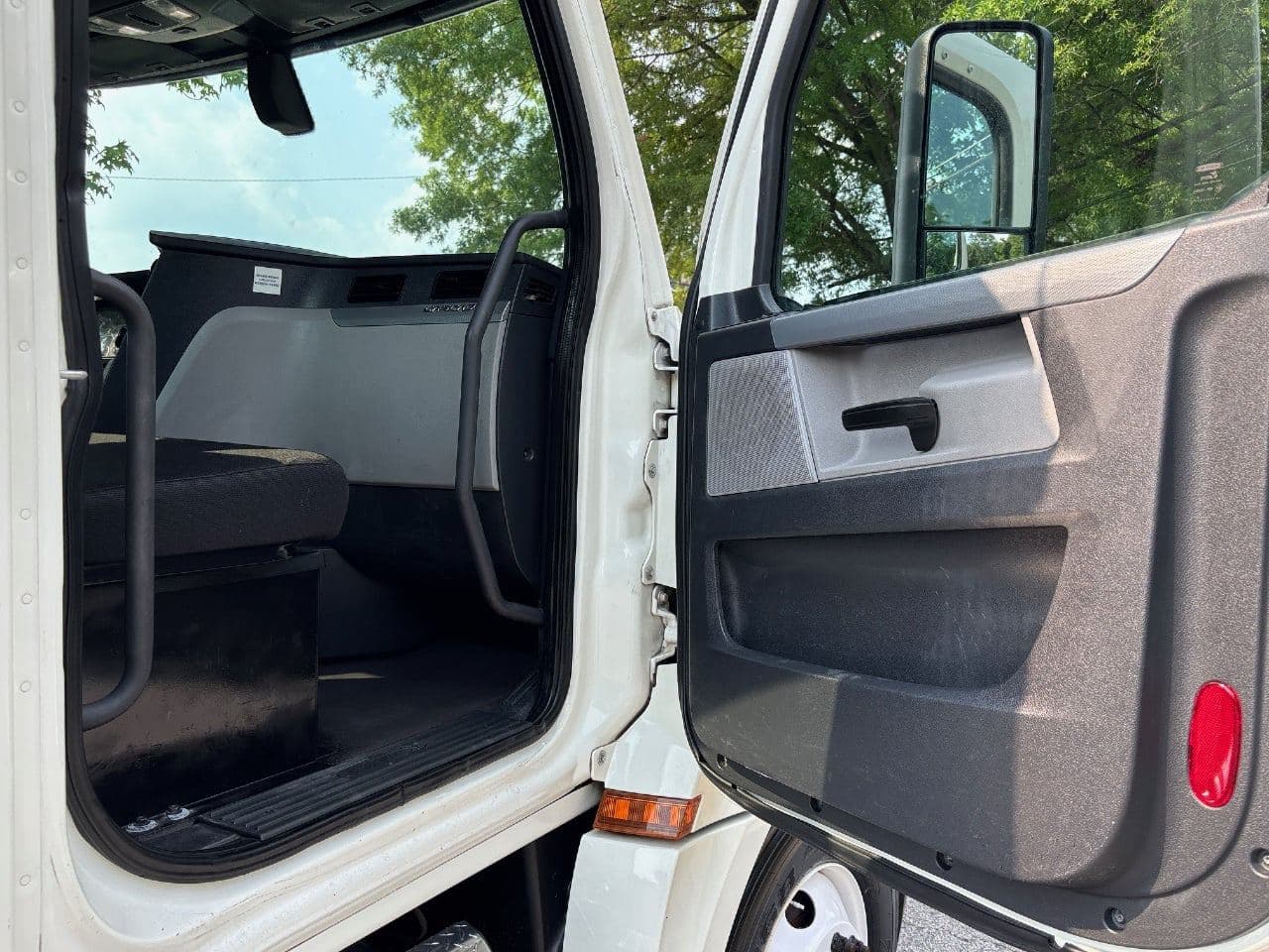 2018 Freightliner Cascadia 126 image 20