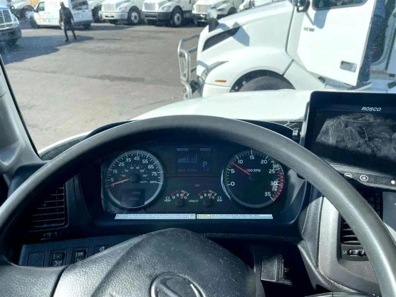 2015 Hino 268 image 18