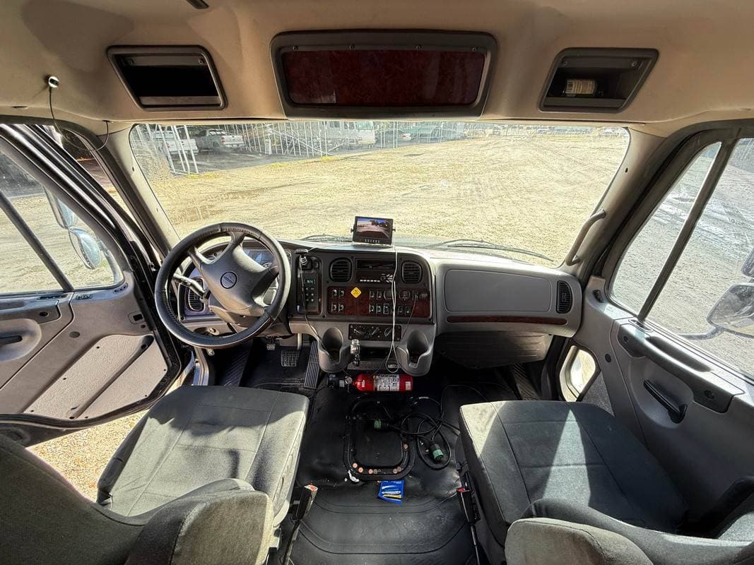 2021 Freightliner M2 image 8