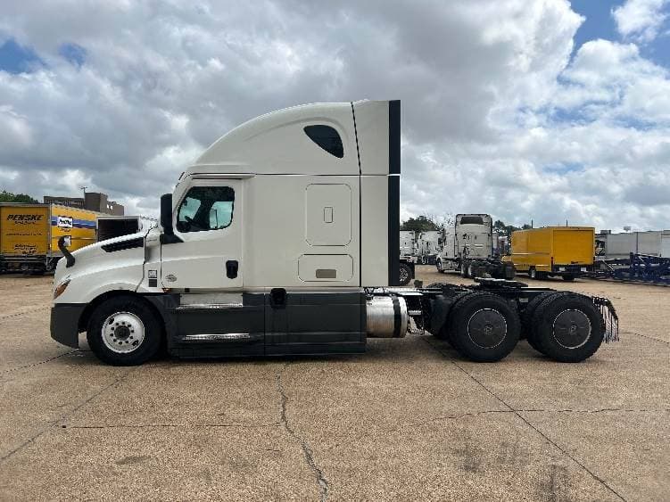 2023 Freightliner Cascadia 126 image 2