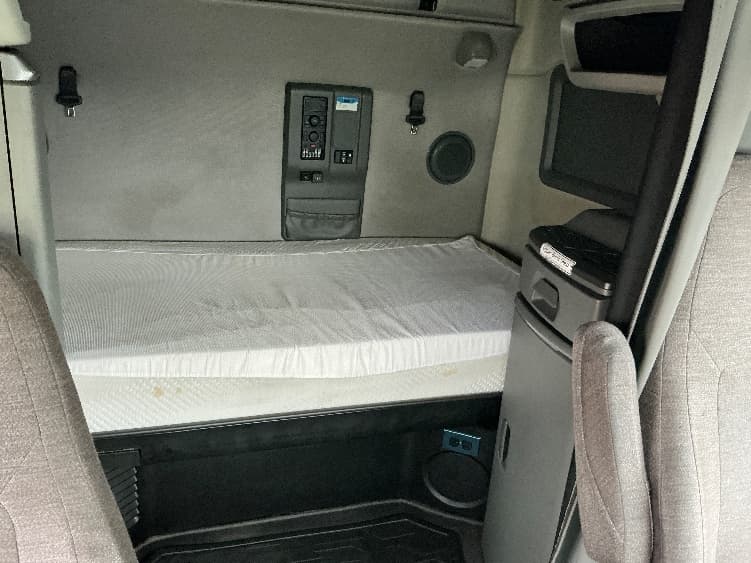 2021 Volvo VNL64760 image 3