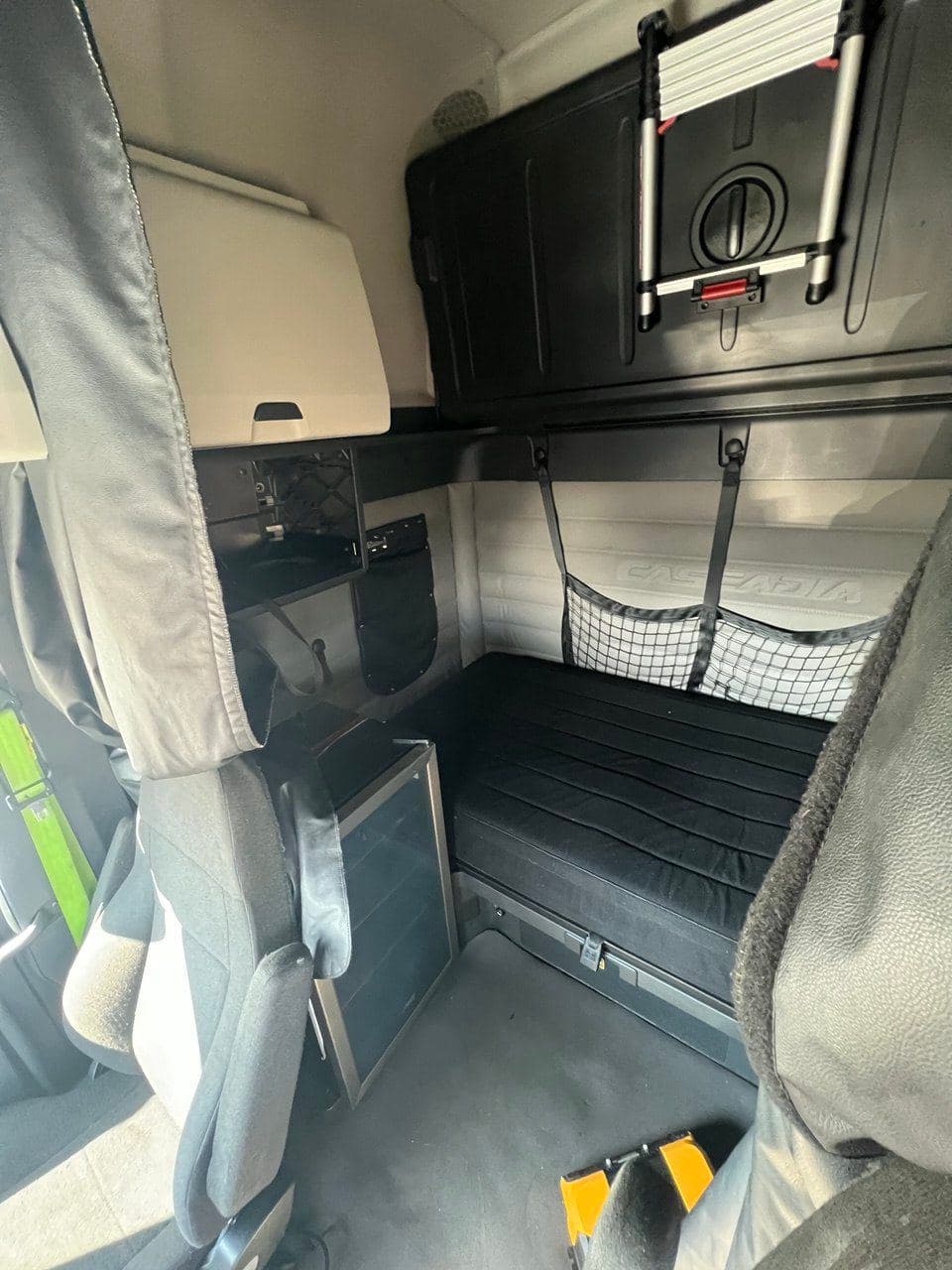 2020 Freightliner Cascadia 126 image 6