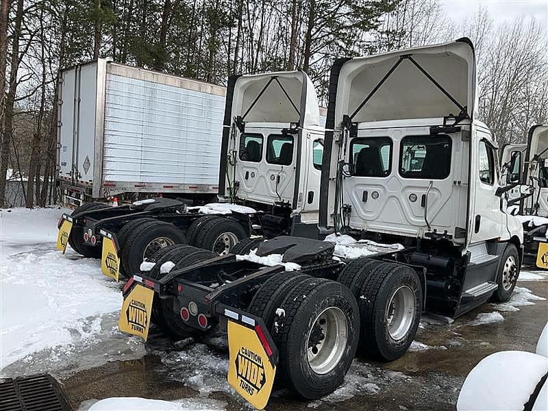 2021 Freightliner Cascadia 126 image 3