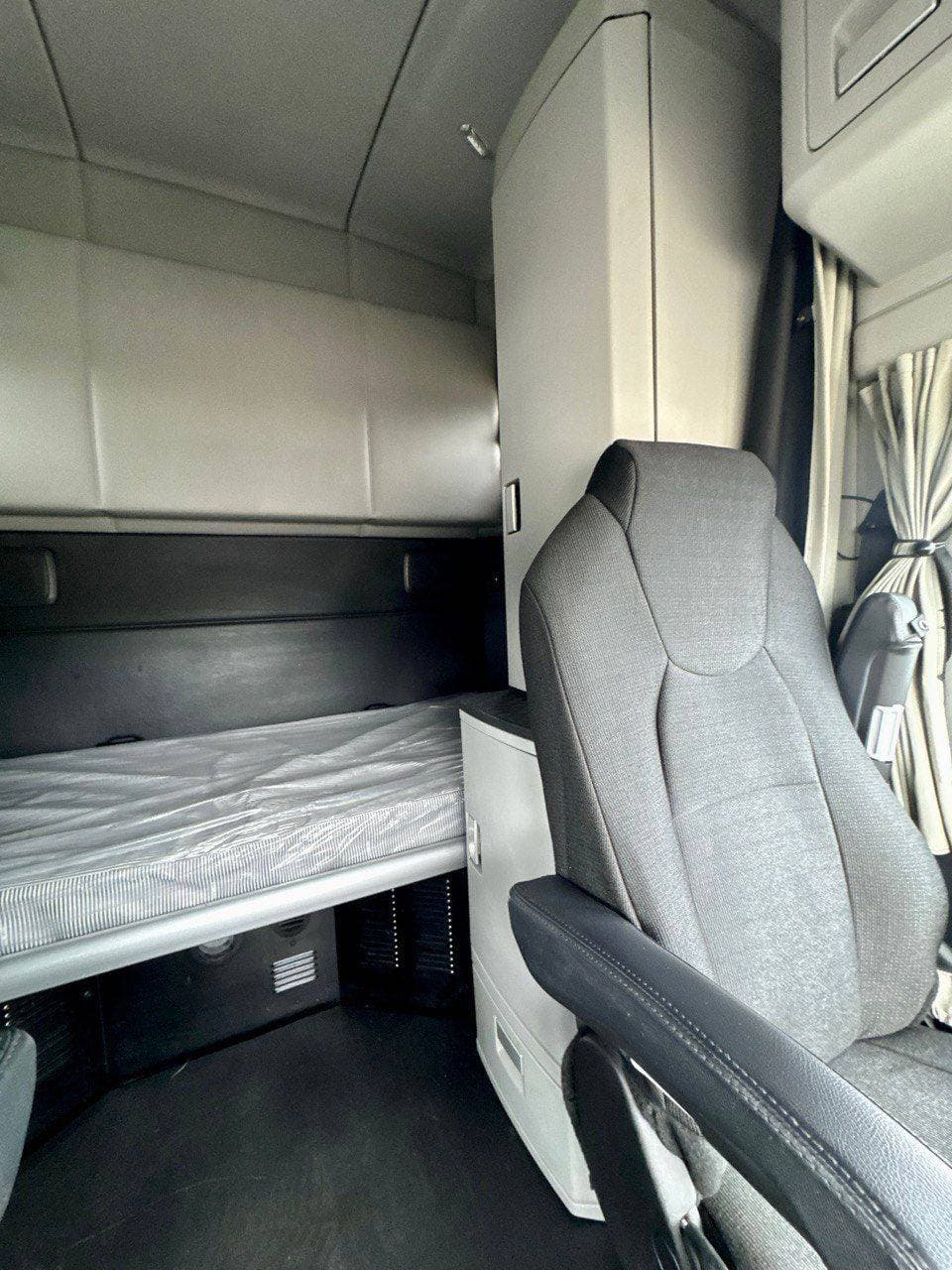 2023 Kenworth T680 image 13