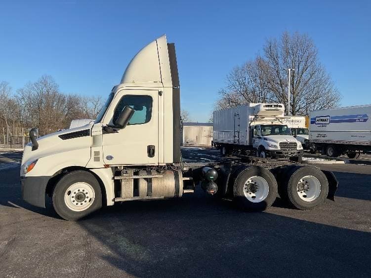 2019 Freightliner Cascadia 126 Day Cab Truck - 435HP, 12 Speed Automatic image 4