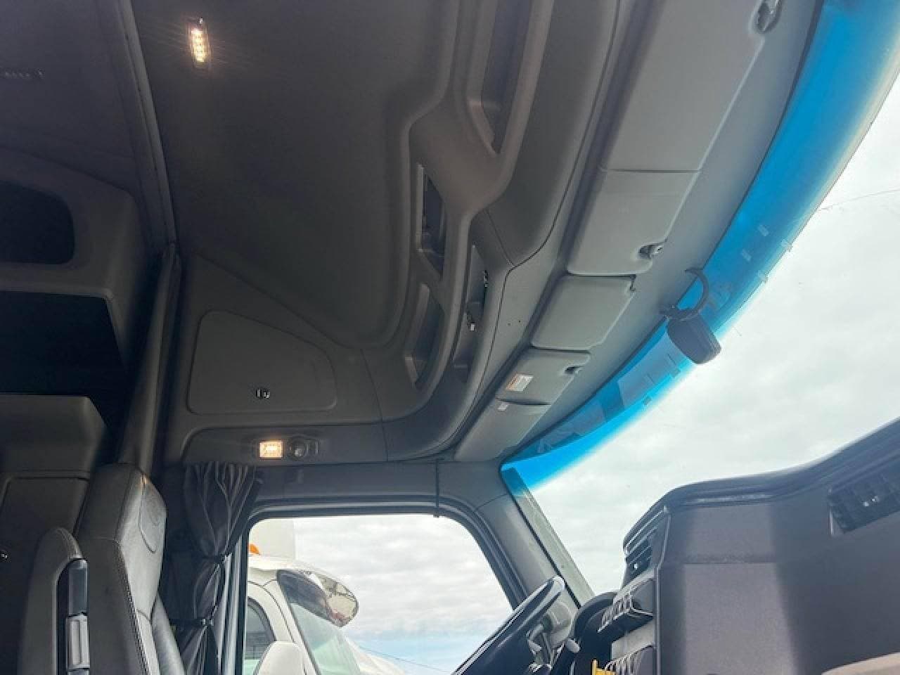 2022 Peterbilt 579 image 8