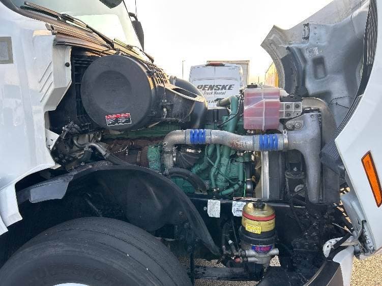 2022 Volvo VNL image 14