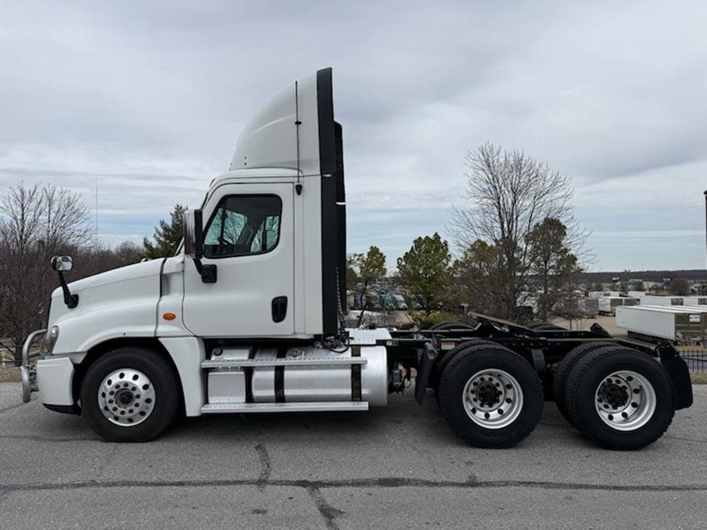 Used 2019 FREIGHTLINER CA12564DC image 9