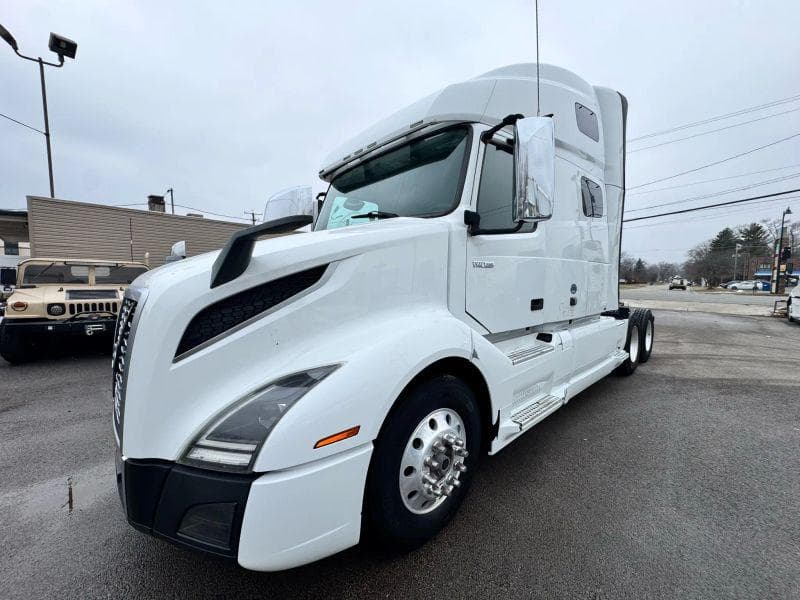 2020 Volvo VNL image 9