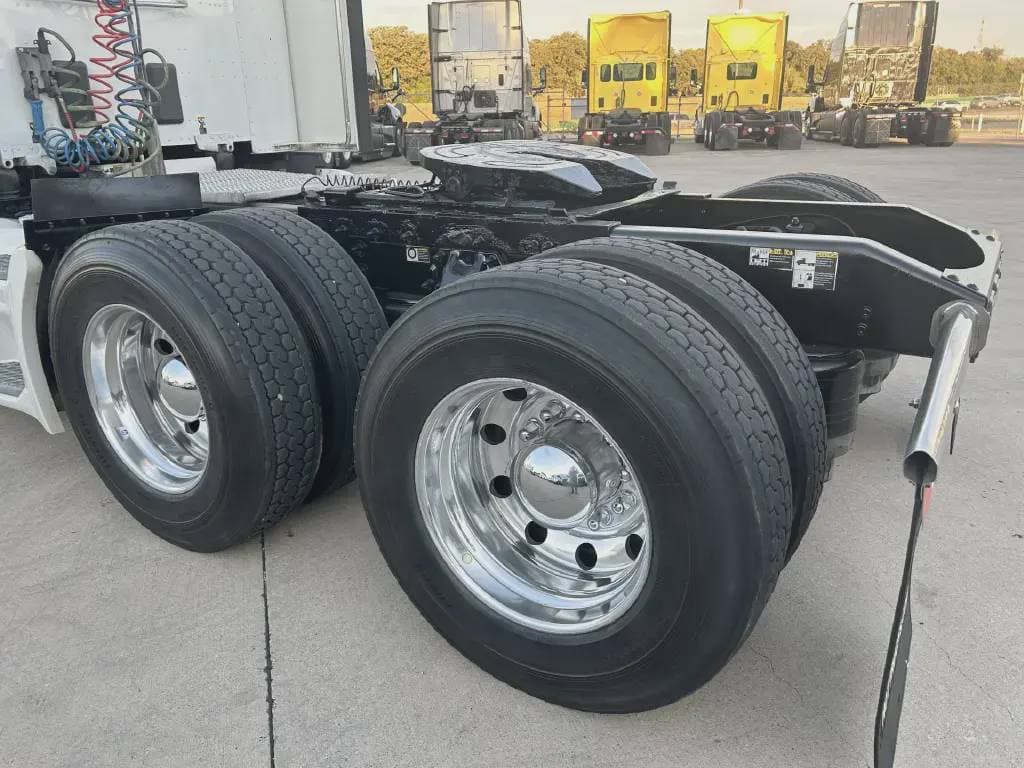 2022 Peterbilt 579 image 10