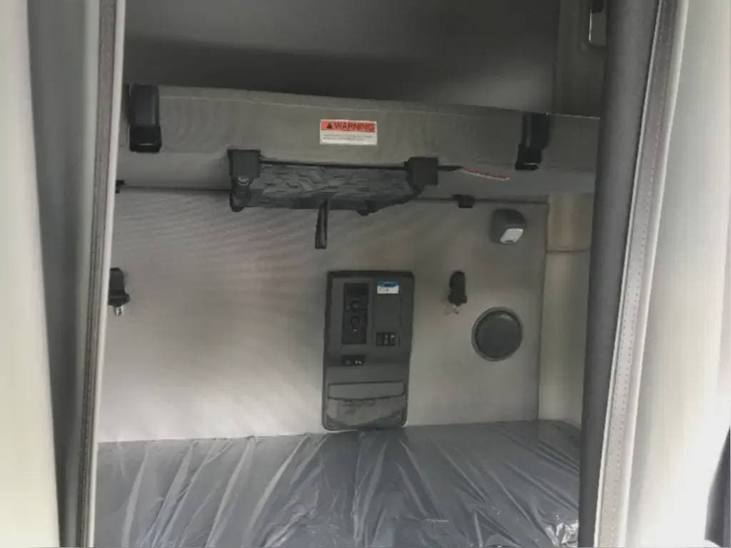 2022 Volvo VNL image 7