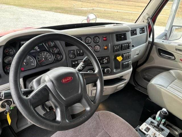 2020 Peterbilt 567 image 10