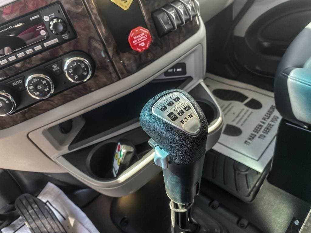 2025 Peterbilt 589 image 9