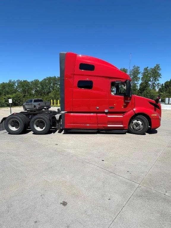 2023 Volvo VNL64T760 image 4
