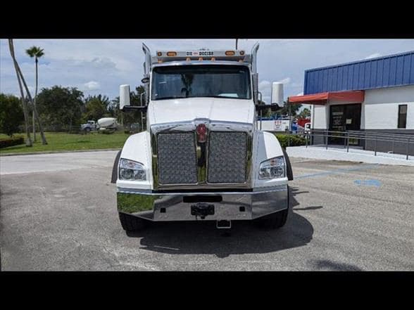 2025 Kenworth T880 image 2