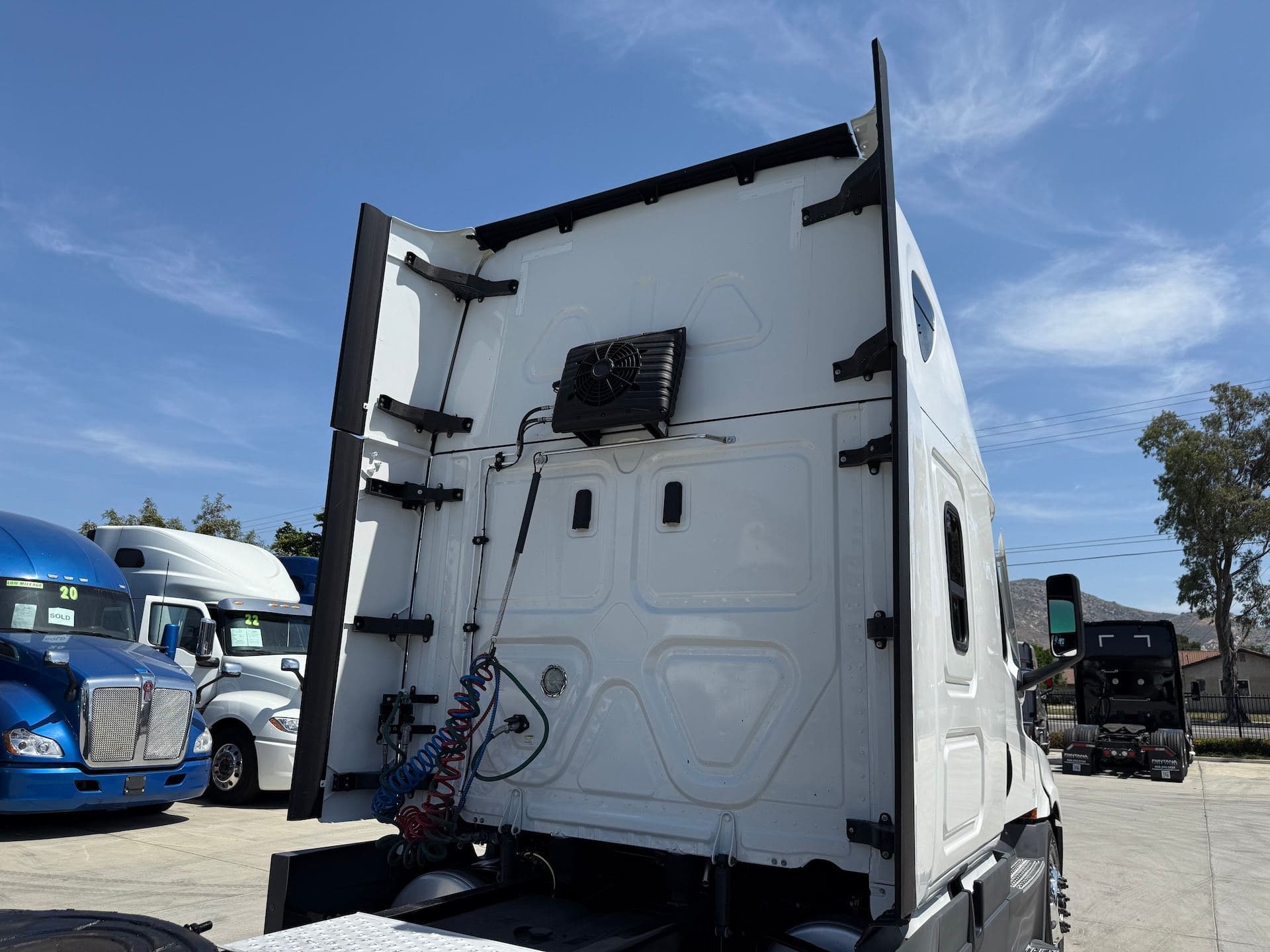 2021 Freightliner Cascadia 126 image 13