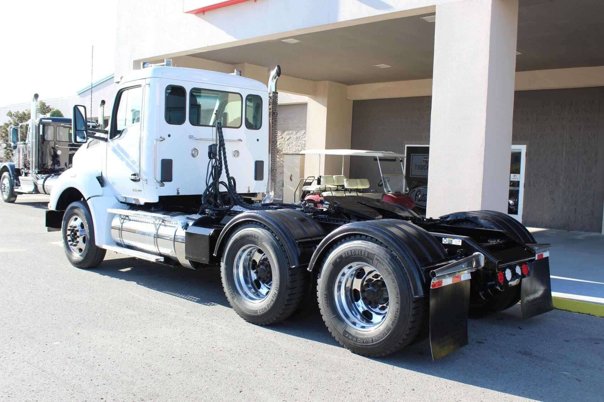 2023 Kenworth T880 image 17