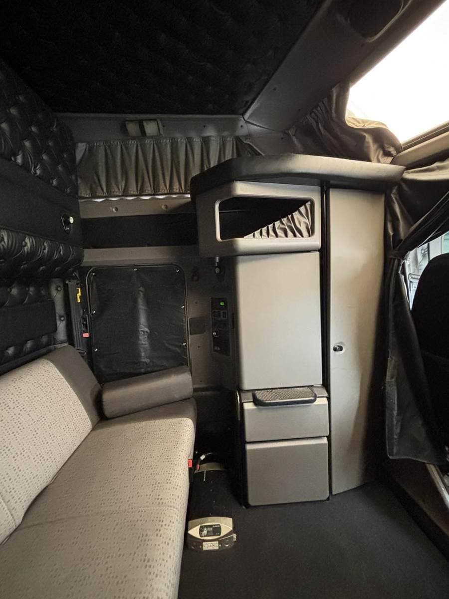 2019 Kenworth W9 Series image 10