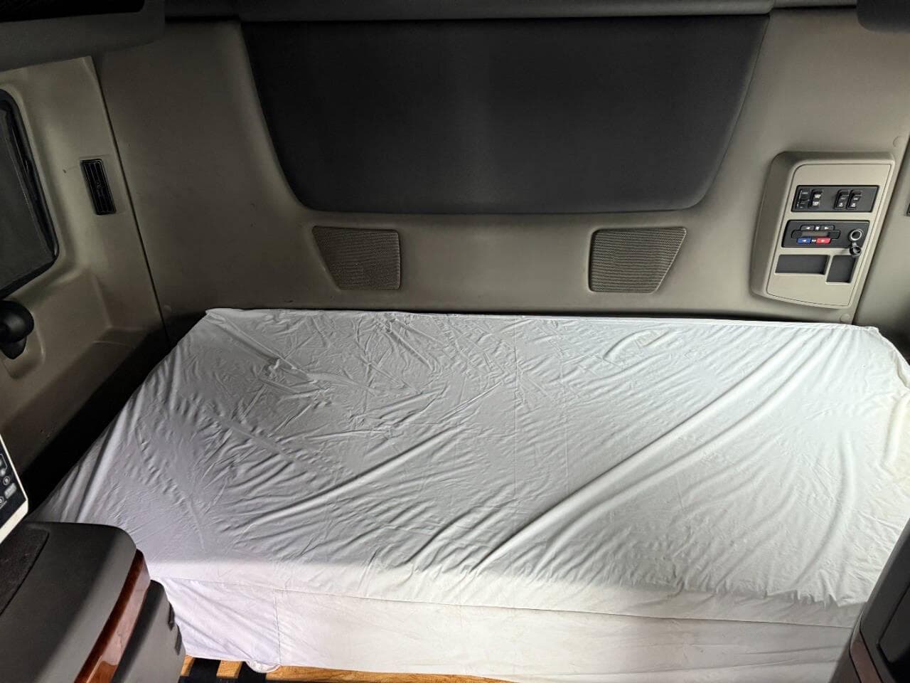 2022 International LT625 image 22