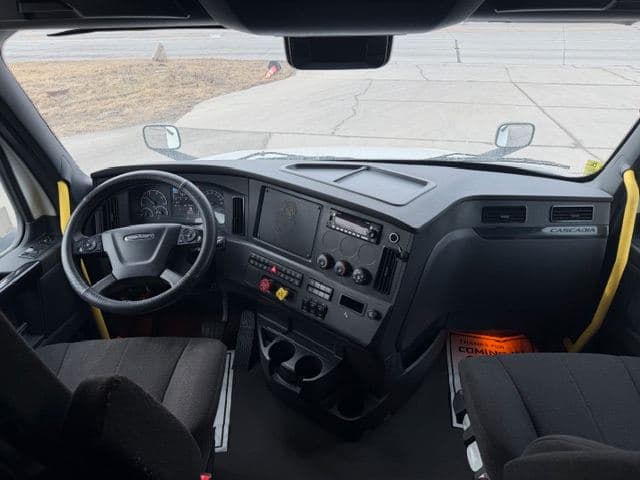 2024 Freightliner Cascadia image 5