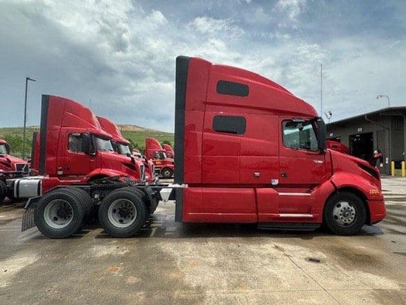 2023 Volvo VNL64T760 image 4