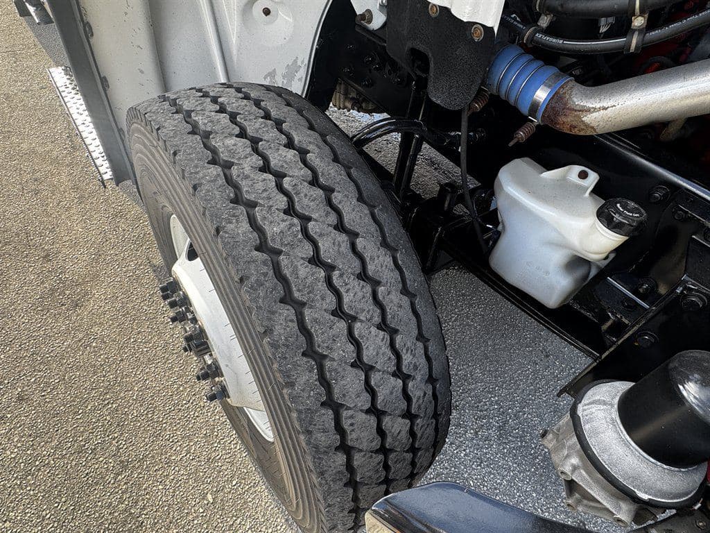 2017 Freightliner M2-106 image 43